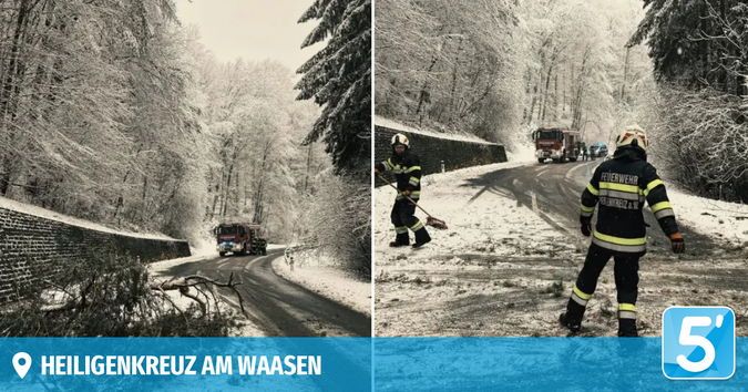 Zwei Bilder zeigen Feuerwehrleute, die Schnee von einer Straße in Heiligenkreuz am Waasen räumen. Ein Feuerwehrmann benutzt eine Schaufel, während ein anderer bereit steht. Im Hintergrund ist ein Feuerwehrauto geparkt.