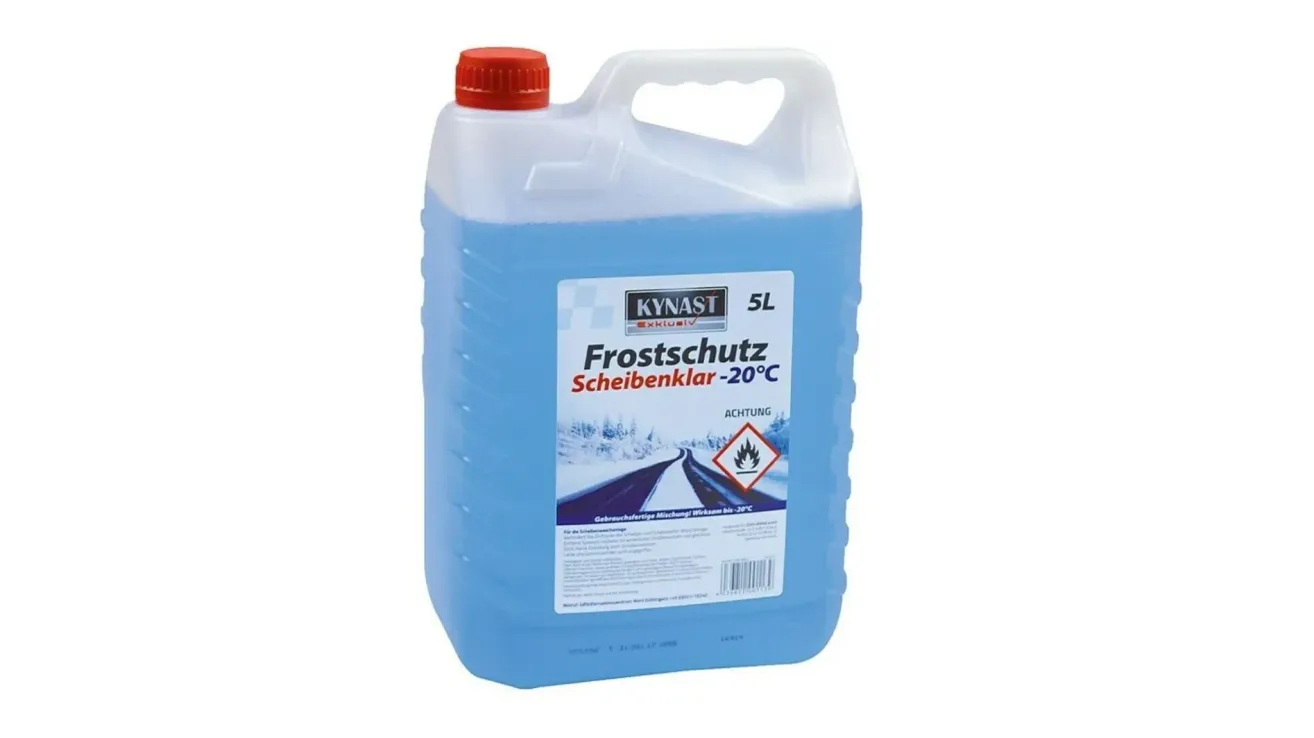 Ein 5-Liter-Behälter in Blau mit rotem Verschluss. Es steht 'Frostschutz Scheibenklar -20°C' und 'KYNAST' darauf. Es hat ein Etikett mit einer Straßen- und Schneeszene und einem Warnsymbol.