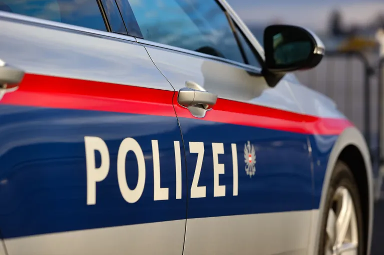 Ein Polizeiauto ist draußen geparkt, mit dem Wort Polizei auf der Seite.