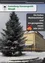 Ein verschneiter Weihnachtsbaum steht vor einem gelben Gebäude mit Text, Schneeflocken und einer Glocke. Das Gebäude heißt 'Volksschule Buchereien' und ist von Schnee umgeben.