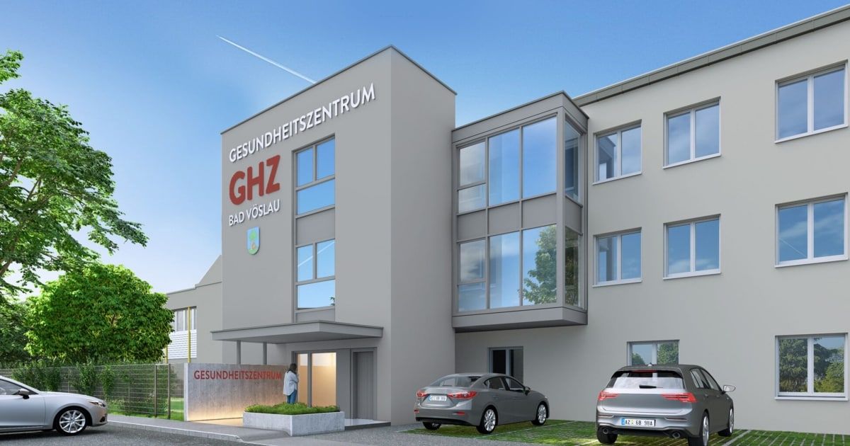 Eine architektonische Darstellung eines modernen Gesundheitszentrums mit zwei geparkten Autos davor. Das Gebäude trägt ein Schild mit der Aufschrift 'Gesundheitszentrum GHZ Bad Voslau'.