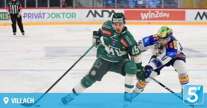 Zwei Eishockeyspieler treten auf dem Eis gegeneinander an, einer in Grün und der andere in Blau. Beide halten Schläger in der Hand, ein Spieler in einer defensiven Haltung. Die Eisbahn ist mit Sponsorenwerbung verziert.