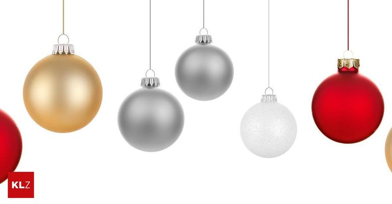 Fünf Weihnachtskugeln in verschiedenen Farben, darunter Gold, Silber, Weiß und Rot, hängen an Schnüren vor einem weißen Hintergrund.