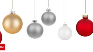 Fünf Weihnachtskugeln in verschiedenen Farben, darunter Gold, Silber, Weiß und Rot, hängen an Schnüren vor einem weißen Hintergrund.