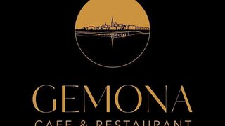 Das Logo für Gemona Cafe & Restaurant zeigt eine Stadtlandschaft mit Gebäuden, einschließlich eines hohen Turms, vor dem Hintergrund einer untergehenden Sonne.