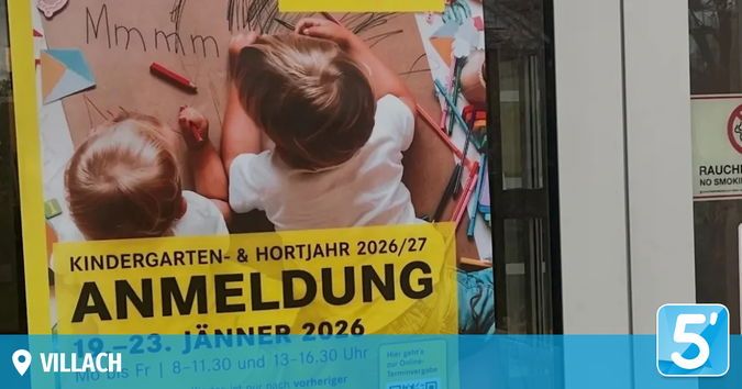 Ein Plakat zeigt zwei Kleinkinder, die auf einer Pappschachtel malen. Der Text lautet 'KINDERGARTEN- & HORJAHR 2026/27 ANMELDUNG 19-23. Jänner 2026' mit dem Ort 'VILLACH'. Das Plakat ist gelb mit einem weißen Rand.