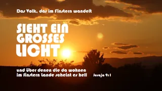Ein großes Licht scheint über Menschen, die im Dunkeln leben. Das Land im Osten scheint hell. Ein Vers aus Jeremia 9:1 wird gezeigt.