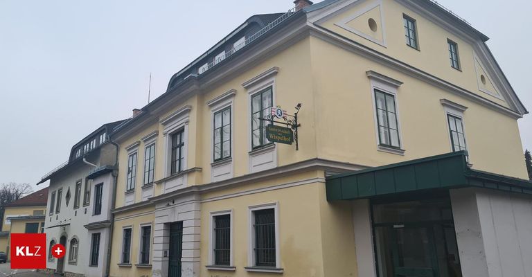 Ein gelbes Gebäude mit mehreren Fenstern und einem Schild, das "Gastwirtschaft Zum Winzerhof" besagt, an der Wand angebracht.