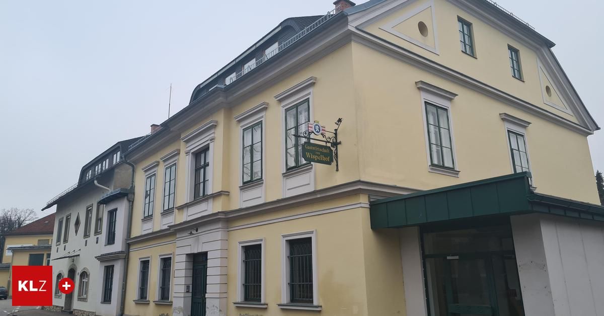 Ein gelbes Gebäude mit mehreren Fenstern und einem Schild, das "Gastwirtschaft Zum Winzerhof" besagt, an der Wand angebracht.