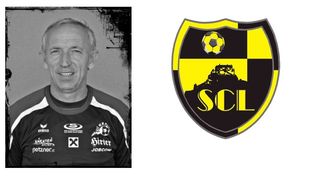 Ein lächelnder Mann in einem schwarzen Fußballtrikot mit weißen Akzenten und mehreren Sponsorenlogos. Daneben befindet sich ein schwarz-gelber Schild mit den Buchstaben SCL und einem Fußballsymbol.