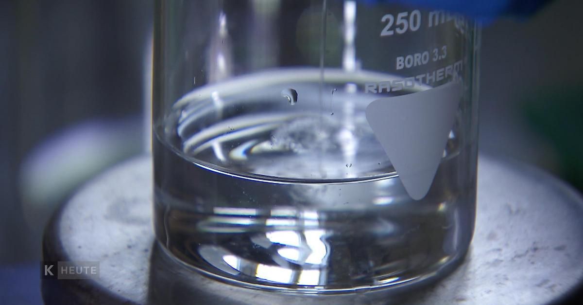 Eine Nahaufnahme eines Bechers, der mit 250 ml, Boro 3.3 und einer kleinen Flüssigkeitsmenge innen gekennzeichnet ist.