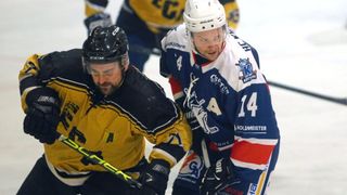 Zwei Eishockeyspieler duellieren sich auf dem Eis. Einer trägt ein gelbes Trikot, der andere ein blaues. Beide sind mit Helmen und Handschuhen ausgestattet. Der Spieler in Gelb hat einen Schläger.