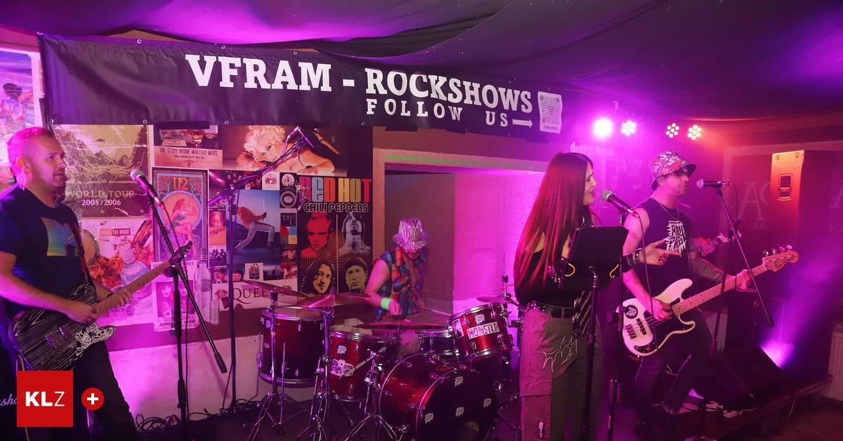 Eine Band tritt auf der Bühne unter einem Banner mit der Aufschrift 'Vfram - Rockshows Follow Us' bei lila Beleuchtung auf. Eine Frau singt in ein Mikrofon, während zwei Männer Gitarre und Schlagzeug spielen.