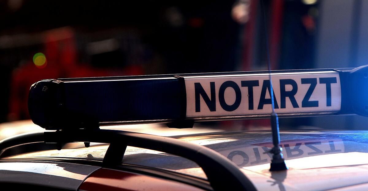 Nahaufnahme eines Polizeiwagens mit NOTAR-Schild oben, verschwommenem Hintergrund und teilweise sichtbarem Polizeilogo.