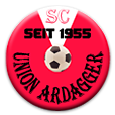 Ein rotes kreisförmiges Emblem mit weißen und schwarzen Streifen, mit einem Fußball in der Mitte. Die Wörter 'SC SEIT 1955' stehen über dem Fußball, und 'UNION ARDAGER' sind in einem Halbkreis darunter geschrieben.