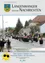 Eine Straße gefüllt mit Menschen, einige in traditionellen Kostümen, die in einer Parade marschieren. Gebäude mit gefliesten Dächern sind auf beiden Seiten sichtbar. Das Bild enthält den Text '90 Jahre Trachtverein und Alpen Adria Festival'.