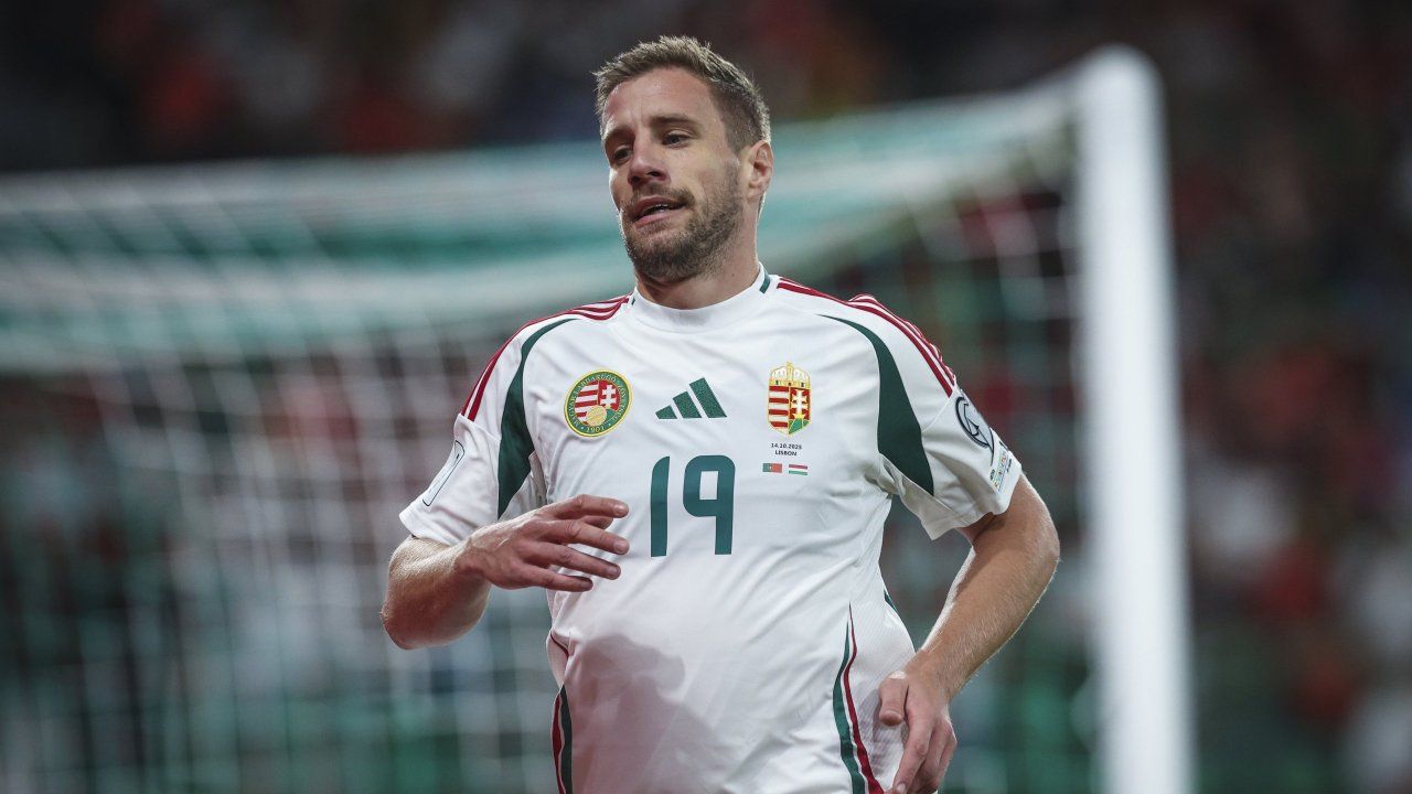 Ein Fußballspieler in einem weißen Trikot mit der Nummer 19 läuft auf das Tor zu.