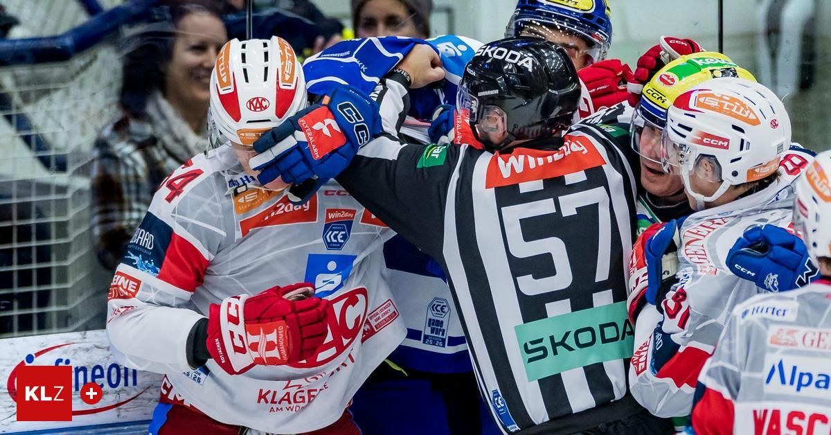 Mehrere Eishockeyspieler in Trikots sind in einer Schlägerei verwickelt. Der Spieler in der Mitte trägt ein schwarz-weiß gestreiftes Hemd und einen Helm mit der Nummer 57. Ein Spieler trägt einen Helm mit dem Wort Skoda.