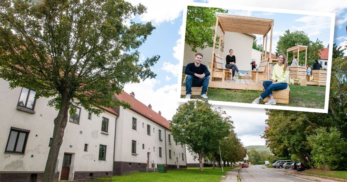 Drei Bilder eines Hauses mit Menschen, die draußen sitzen. Ein Mann sitzt auf einer Bank in der Nähe eines Baumes, ein anderer Mann sitzt auf einer Holzplattform und eine Frau steht auf einer Holzplattform.