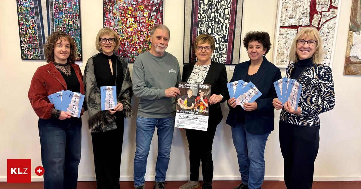 Eine Gruppe von Menschen steht vor einer Wand mit verschiedenen Kunstwerken. Sie halten Tickets und eine Person hält ein Plakat für eine kulturelle Veranstaltung.