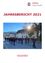 Die Titelseite des Jahresberichts 2021 zeigt eine Gruppe uniformierter Personen, die eine Straße hinuntermarschieren, mit einem Fahnenträger an der Spitze. Gebäude säumen die Straße, und die Sonne scheint hell.