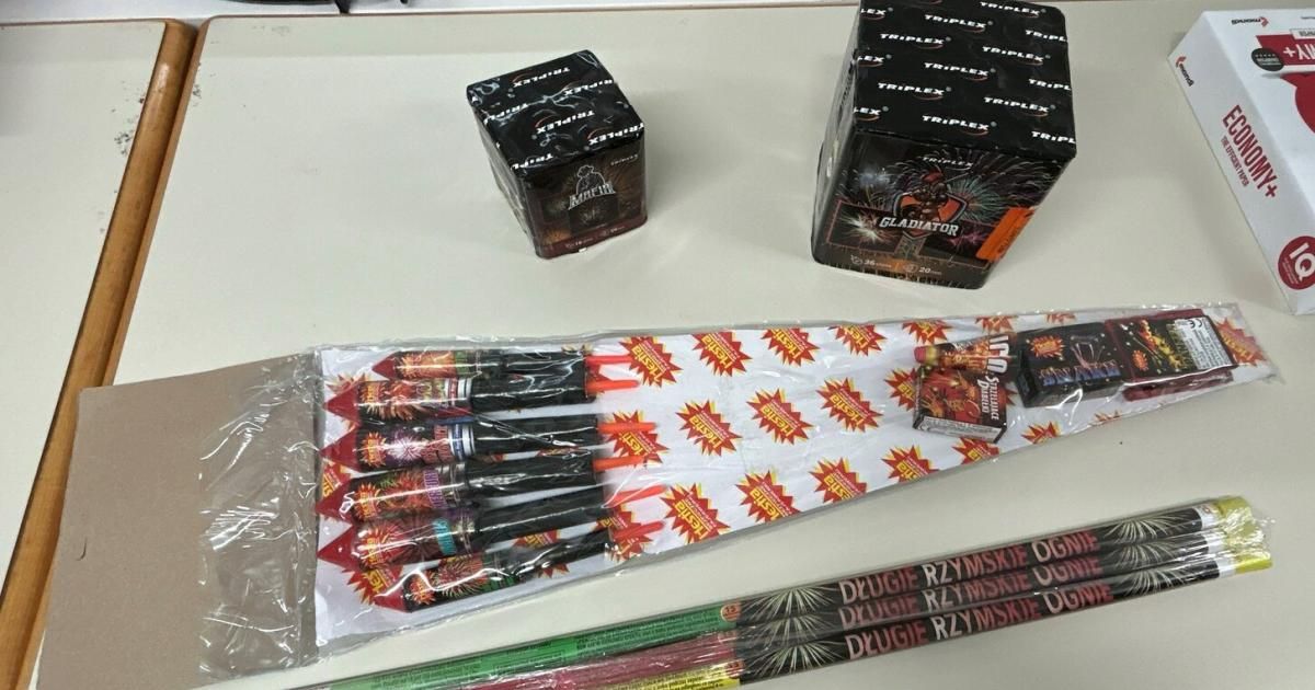 Drei Feuerwerksartikel sind auf einem Tisch. Zwei Packungen 'Dlugie Rzymskie' und eine Schachtel 'Triplex'. Die 'Triplex'-Box ist schwarz mit 'Gladiator' darauf gedruckt. Die 'Dlugie Rzymskie'-Packungen sind in durchsichtiger Plastikfolie.