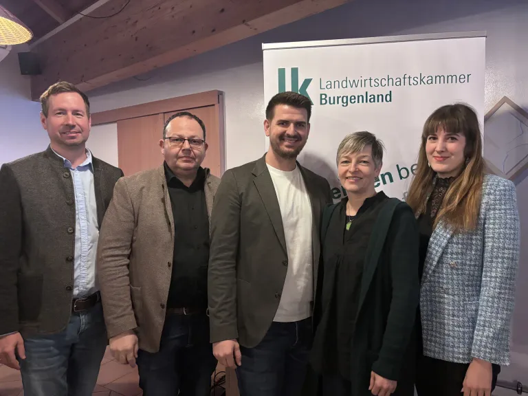 Fünf Personen posieren für ein Foto vor einem Banner mit dem Text Landwirtschaftskammer Burgenland.