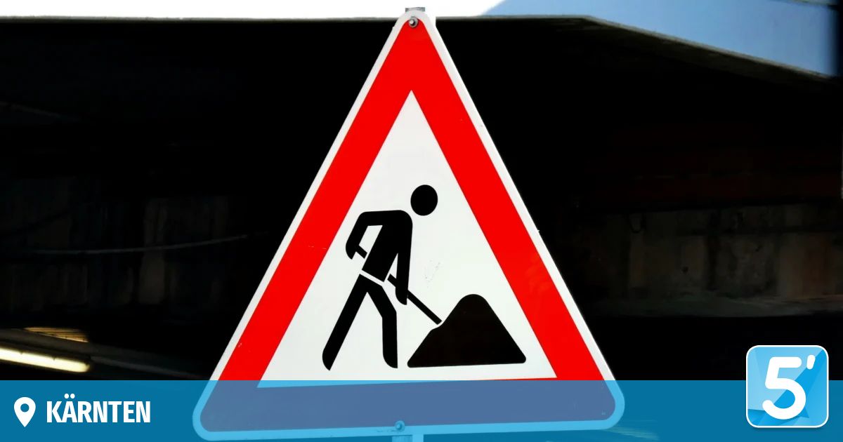 Ein Verkehrsschild mit einem roten Dreieck, einer Person mit einer Schaufel und einem Haufen Erde.