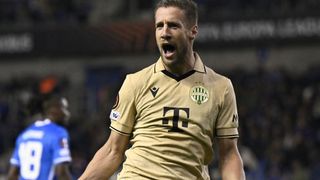 Ein Fußballspieler in einem gelben Trikot feiert eine Leistung, mit der Nummer 16 auf seinem linken Arm und dem Buchstaben T auf seiner Brust.