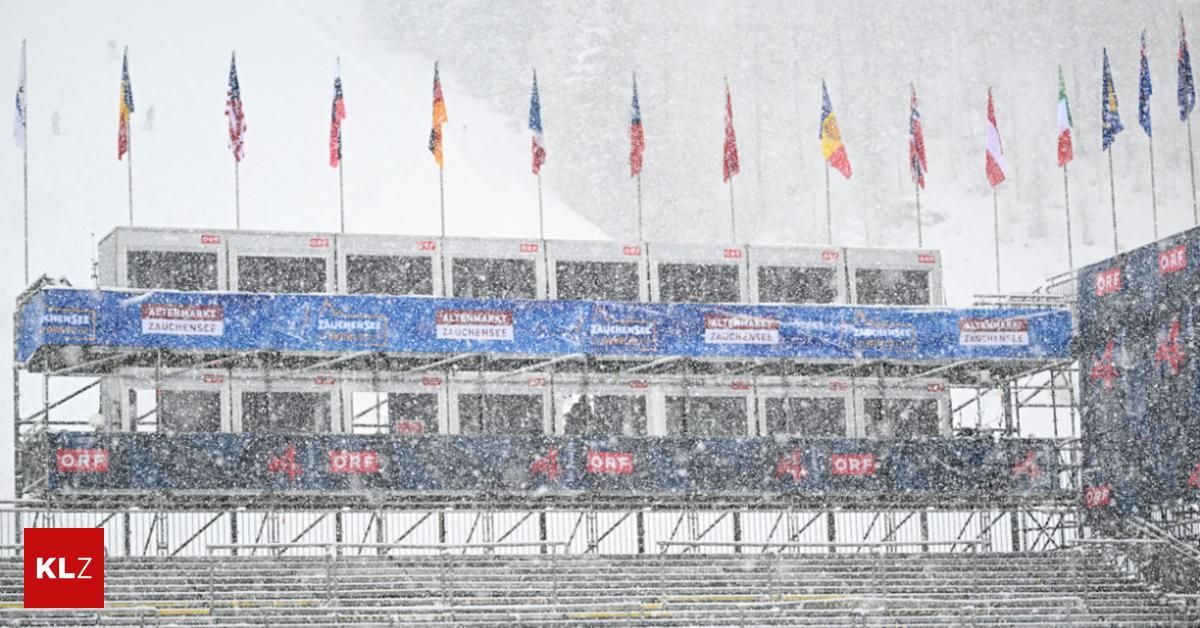 Eine verschneite Rennstrecke mit Fahnen verschiedener Länder, die auf Stangen über der Struktur angebracht sind. Die Strecke ist schneebedeckt, und es gibt Schilder mit den Worten 'Zermatt' und 'ORF' darauf.