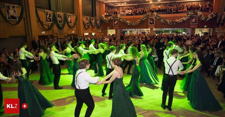 Eine lebhafte Tanzfläche mit Paaren in grünen Kleidern und Hosenträgern, die unter grünen Lichtern tanzen, während ein Publikum zuschaut.