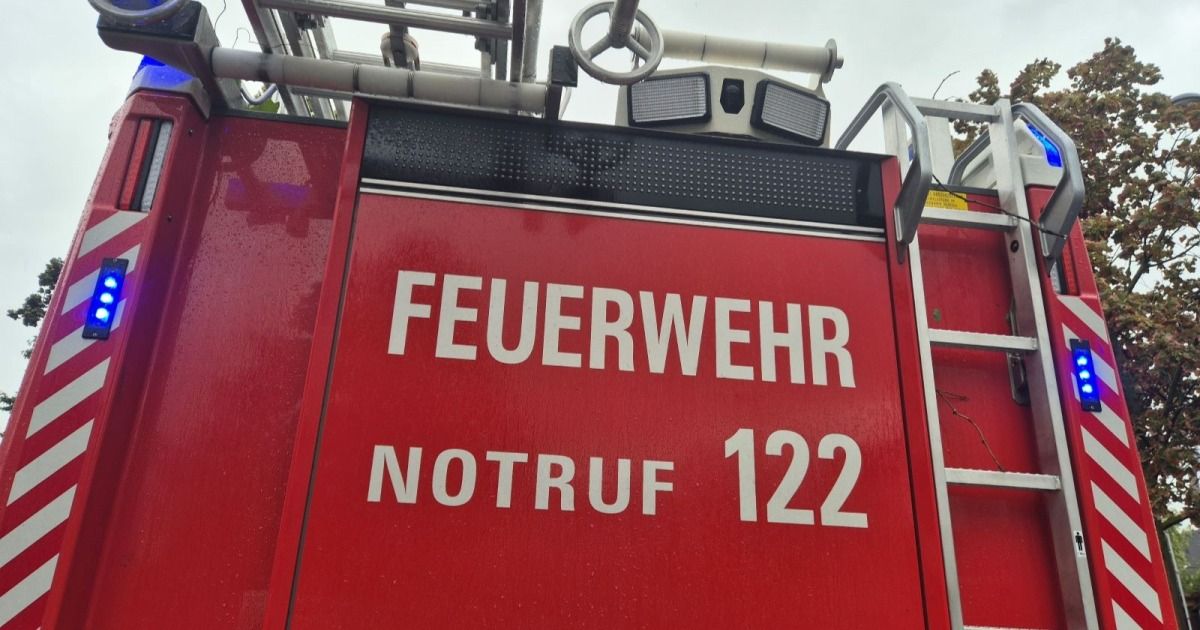 Ein rotes Notfallfahrzeug zeigt 'FEUERWEHR NOTRUF 122'. Es hat ein Lenkrad, Lichter und eine Leiter.