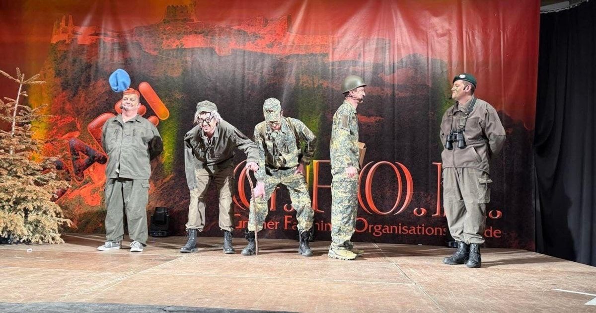 Fünf Männer in Militäruniformen stehen auf der Bühne. Sie schauen in eine Richtung. Ein Banner hinter ihnen trägt die Aufschrift 'Greener Farming' und 'Organisations'.