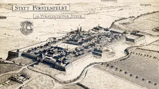 Eine alte Karte von Fyrstenfelt zeigt eine befestigte Stadt mit Gebäuden, einer zentralen Kirche und einer umgebenden Mauer. Die Stadt liegt in einem Tal mit Bergen in der Ferne.