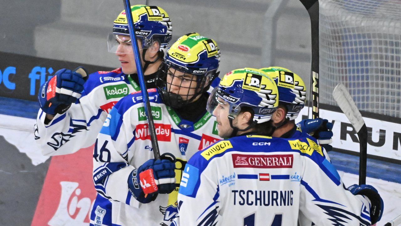 Eine Gruppe von Hockeyspielern mit Helmen und Trikots feiert auf dem Eis. Sie halten Eishockeyschläger in der Hand und schauen sich etwas an. Der Spieler in der Mitte trägt ein Trikot mit dem Wort Generali.