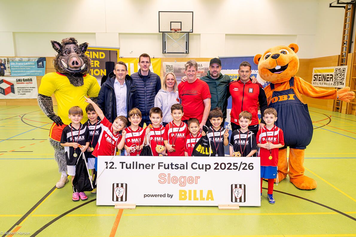 Eine Gruppe junger Fußballspieler, Maskottchen und Erwachsene posiert für ein Foto beim 12. Tullner Futsal Cup 2025/26.