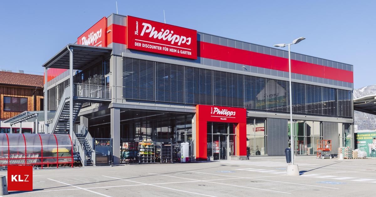 Ein modernes Ladengebäude mit einem roten Schild, das Philipps, einen Discounter für Haus und Garten, anzeigt.
