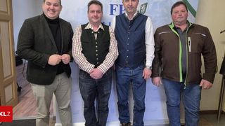 Vier Männer stehen vor einem Hintergrund mit den Buchstaben 'FH'. Sie tragen verschiedene Jacken und Jeans. Der Mann auf der linken Seite lächelt und verschränkt die Hände. Der zweite Mann von links trägt eine Weste mit Knöpfen. Der dritte Mann trägt eine Weste und eine Uhr. Der Mann auf der rechten Seite trägt eine braune Jacke mit grünem Reißverschluss.