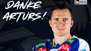 Ein Mann in einem Eishockeytrikot mit den Worten 'Kelaq' und 'in2day' lächelt für ein Foto. Der Hintergrund ist dunkelblau mit 'DANKE KARTURS!' in weiß geschrieben.