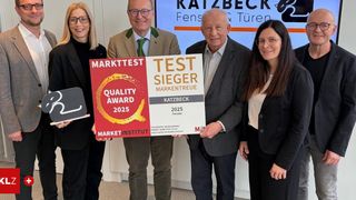 Four individuals pose with a sign, holding a plaque that reads 'Quality Award 2025'. They stand in front of a wall with a banner displaying 'Katzbeck Fenster & Turen'.