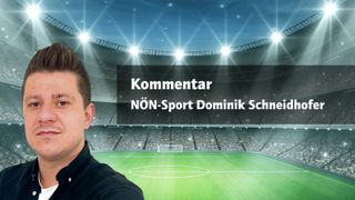 Ein Mann steht vor einem Fußballfeld mit schwarzem Hintergrund. Die Worte 'Kommentar NON-Sport Dominik Schn' sind in Weiß angezeigt.