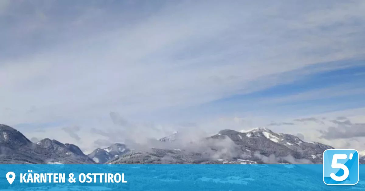 Ein blauer Himmel mit Wolken, der eine Bergkette in einer Region namens Osttirol bedeckt.