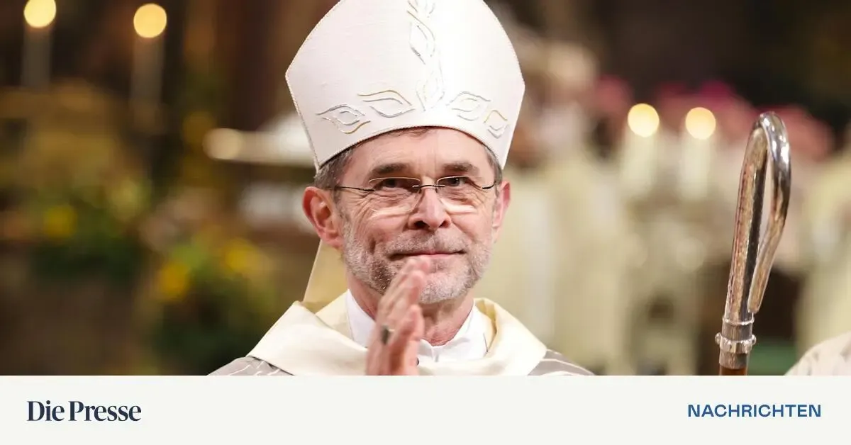 Ein Priester, der eine weiße Mitra und eine Brille trägt, möglicherweise an einer Kirchenzeremonie beteiligt.