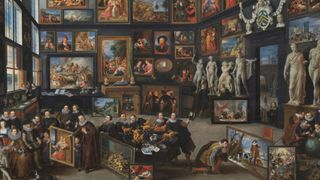 Ein detailliertes Gemälde einer Galerie voller verschiedener Kunstwerke. Eine Gruppe von Menschen betrachtet die Gemälde, einige halten sie hoch. Skulpturen und andere Kunststücke schmücken den Raum.