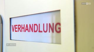 Ein Ausschnitt eines weißen Schildes mit dem Wort 'HANDLUNG' in Rot, möglicherweise ein Hinweis auf ein Geschäft oder Unternehmen.