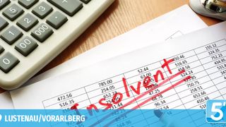 Ein Dokument mit verschiedenen Finanzzahlen, die in roter Tinte auf einem weißen Blatt Papier neben einem Taschenrechner geschrieben sind. Die Zahlen umfassen 472,56, 516,35, 785,00, 254,05, 652,23 und andere. Das Wort insolvent ist rot markiert.