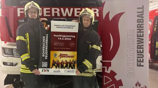Zwei Feuerwehrleute stehen vor einem Feuerwehrauto und halten ein Schild für den Faschingssamstag, 14. Februar 2026. Das Schild zeigt einen Event-Poster und einen QR-Code. Sie tragen Helme und Uniformen mit gelben und schwarzen Streifen. Hinter ihnen zeigt ein rotes Banner die Worte 'Feuerwehr' in weiß.