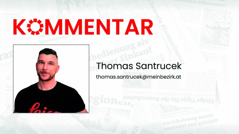 Ein Bild zeigt einen Mann mit Schnurrbart und Bart, der ein schwarzes T-Shirt mit dem Text 'Thomas Santrucek' und einer E-Mail-Adresse trägt. Der Hintergrund ist verschwommen mit dem Wort 'KOMMENTAR' in Rot.