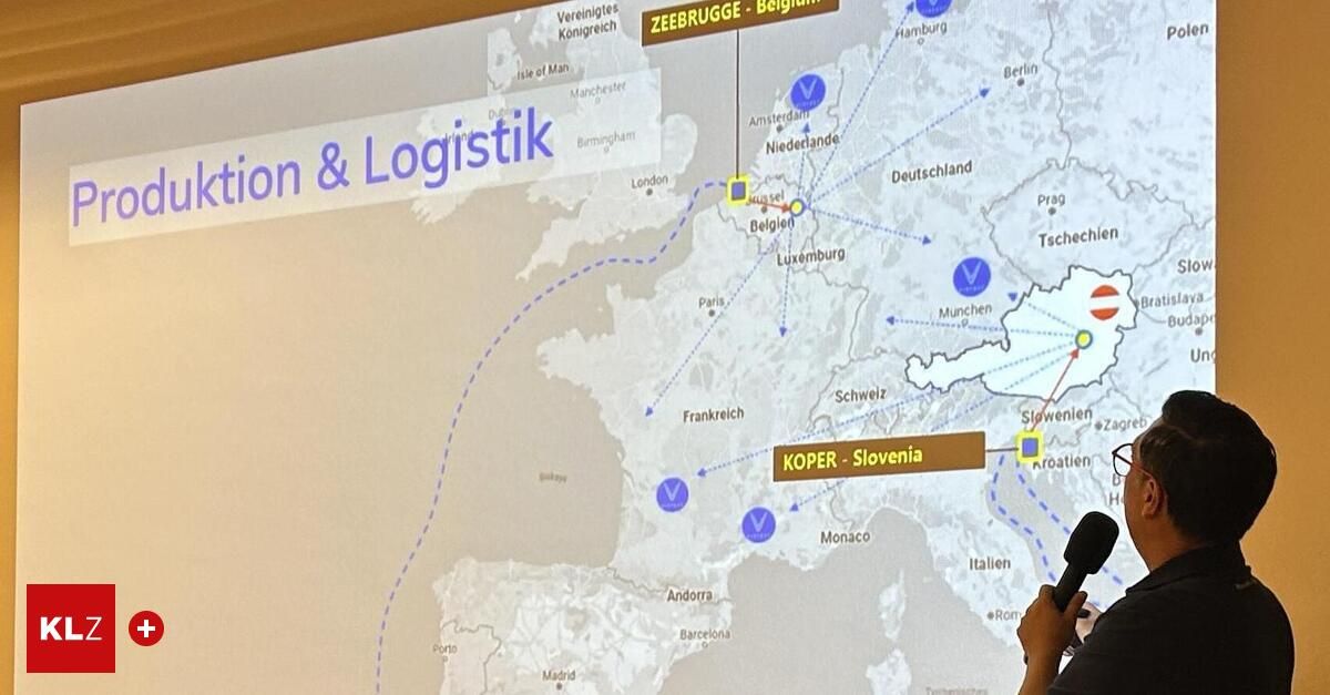 Eine Karte wird mit einer Präsentation über Logistik gezeigt. Sie hebt Routen zwischen Zeebrugge, Belgien, und Koper, Slowenien, mit wichtigen Stopps in Amsterdam, Deutschland und Österreich hervor.