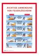 Ein Lehrposter mit dem Titel 'Richtige Anwendung von Feuerlöschern' zeigt illustrierte richtige und falsche Techniken zur Brandbekämpfung mit deutschem Text.